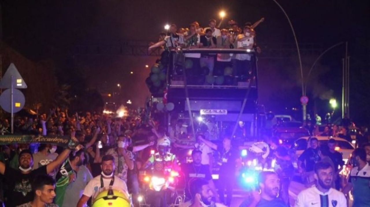 Kutlama sırasında korkutan olay! Futbolcu otobüsten düştü