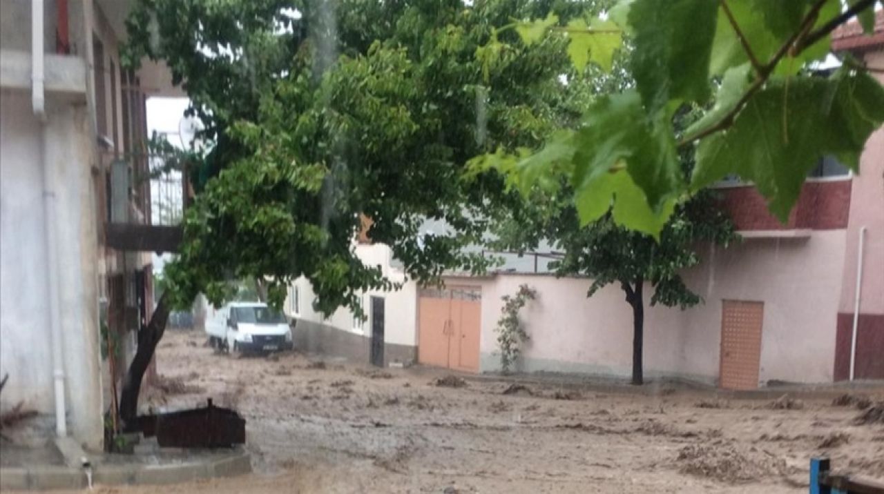 Manisa'da sağanak su baskınlarına neden oldu