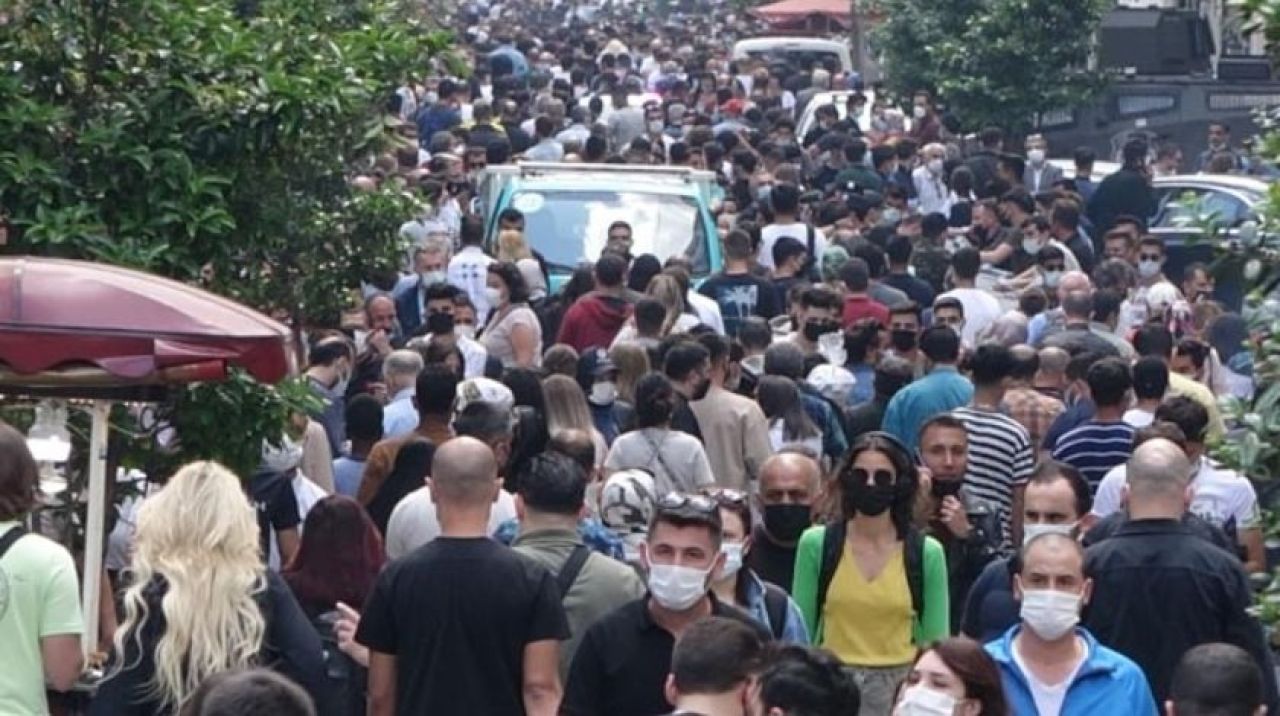 Taksim Meydanı ve İstiklal Caddesi'nde yoğunluk