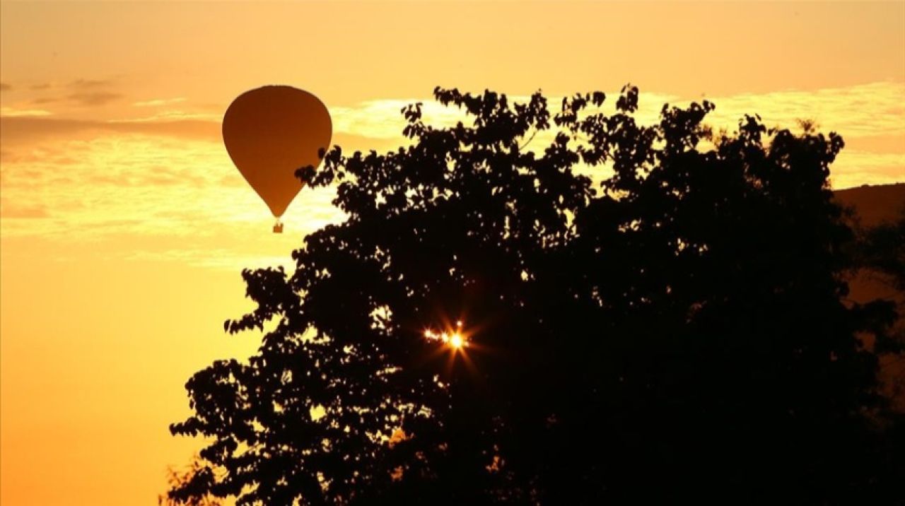 Kapadokya'da sıcak hava balonlarının görsel şöleni