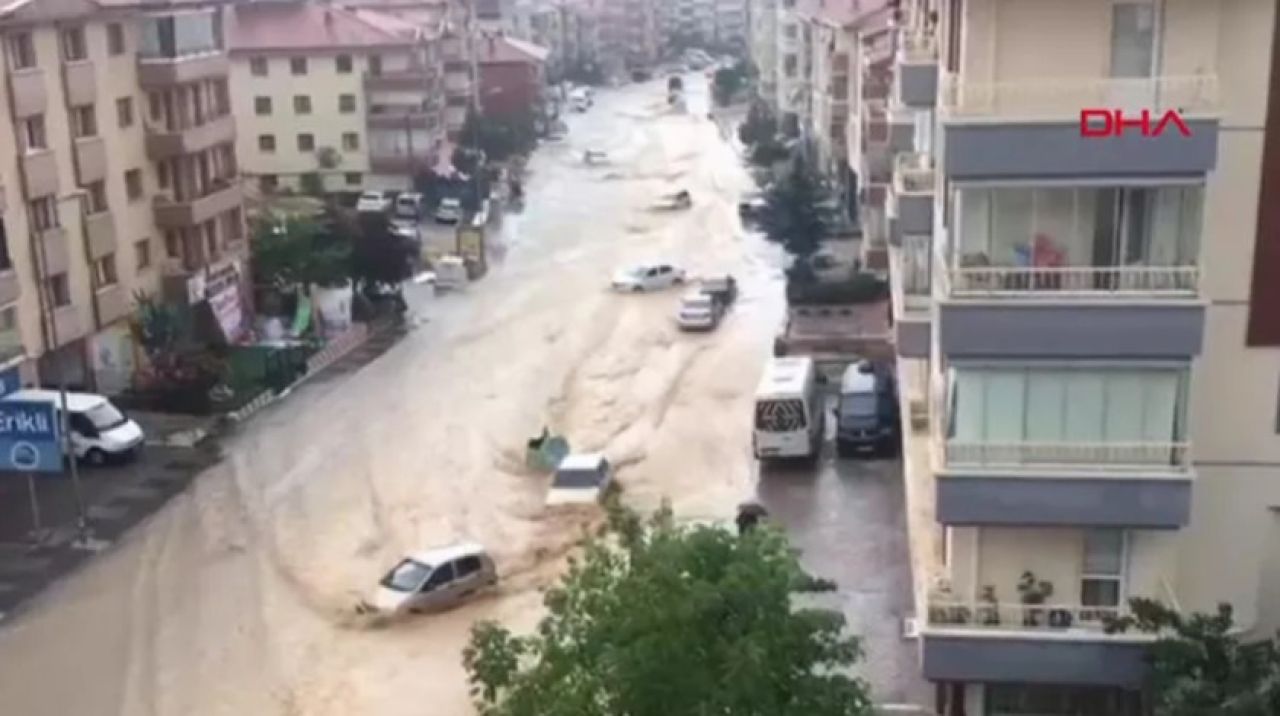 Ankara'da sağanak bastırdı! Meydana gelen sel hayatı zorlaştırdı