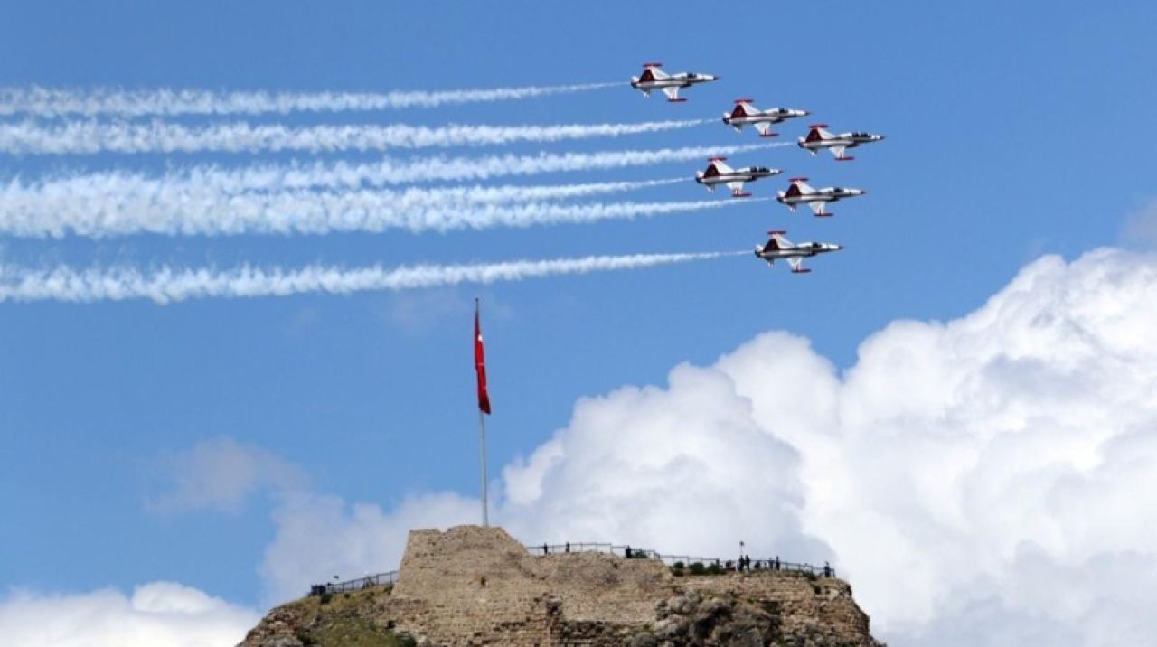 Türk Yıldızları'ndan selamlama uçuşu