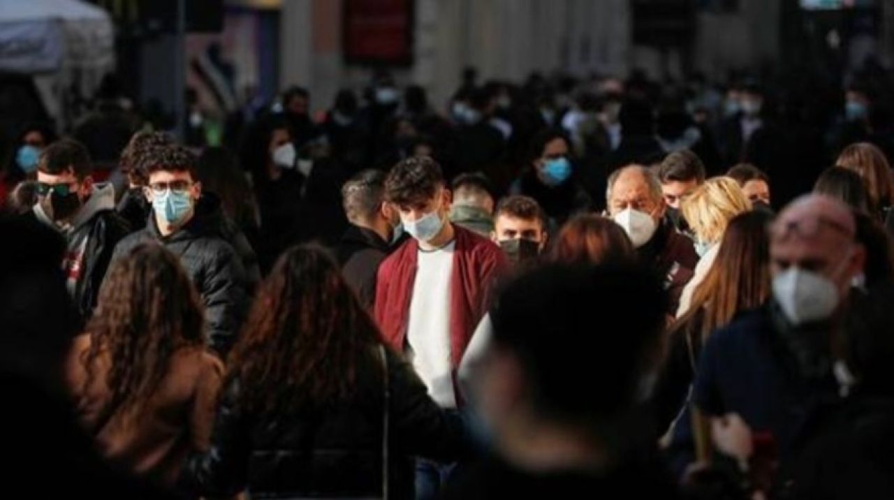 O ülkede açık alanda maske zorunluluğu kaldırıldı