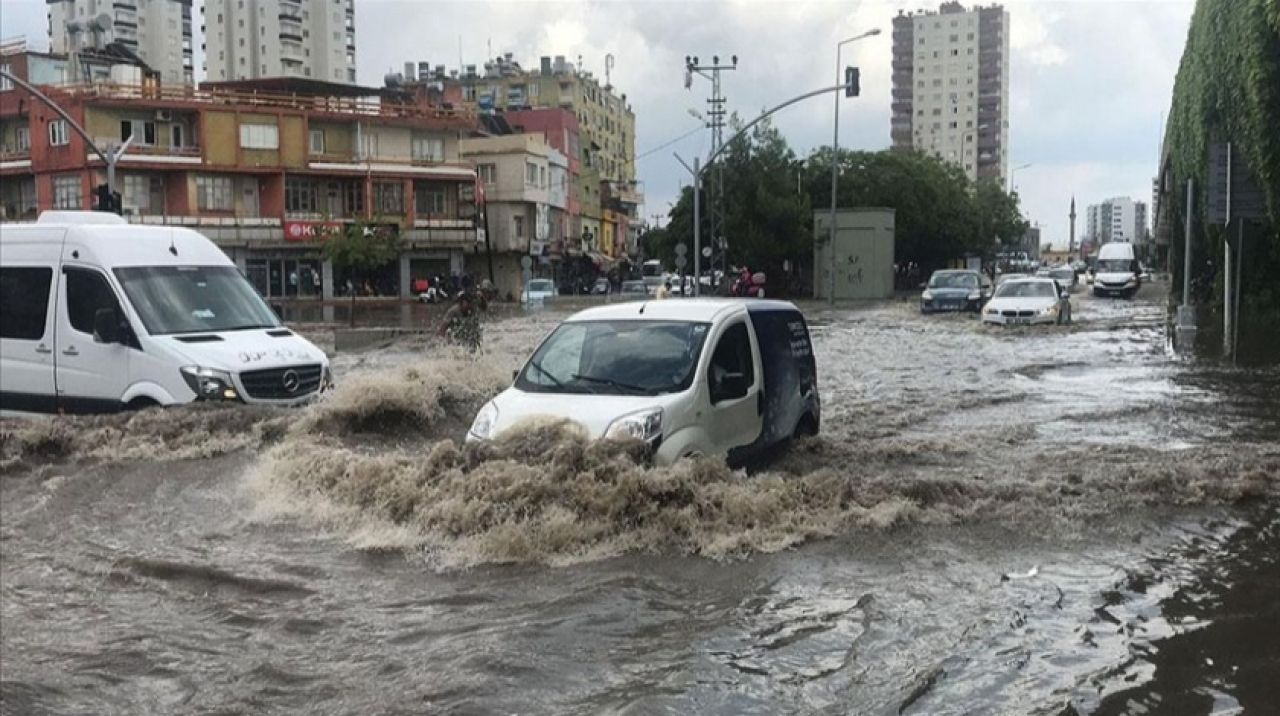 Adana'da şiddetli yağış hayatı olumsuz etkiledi