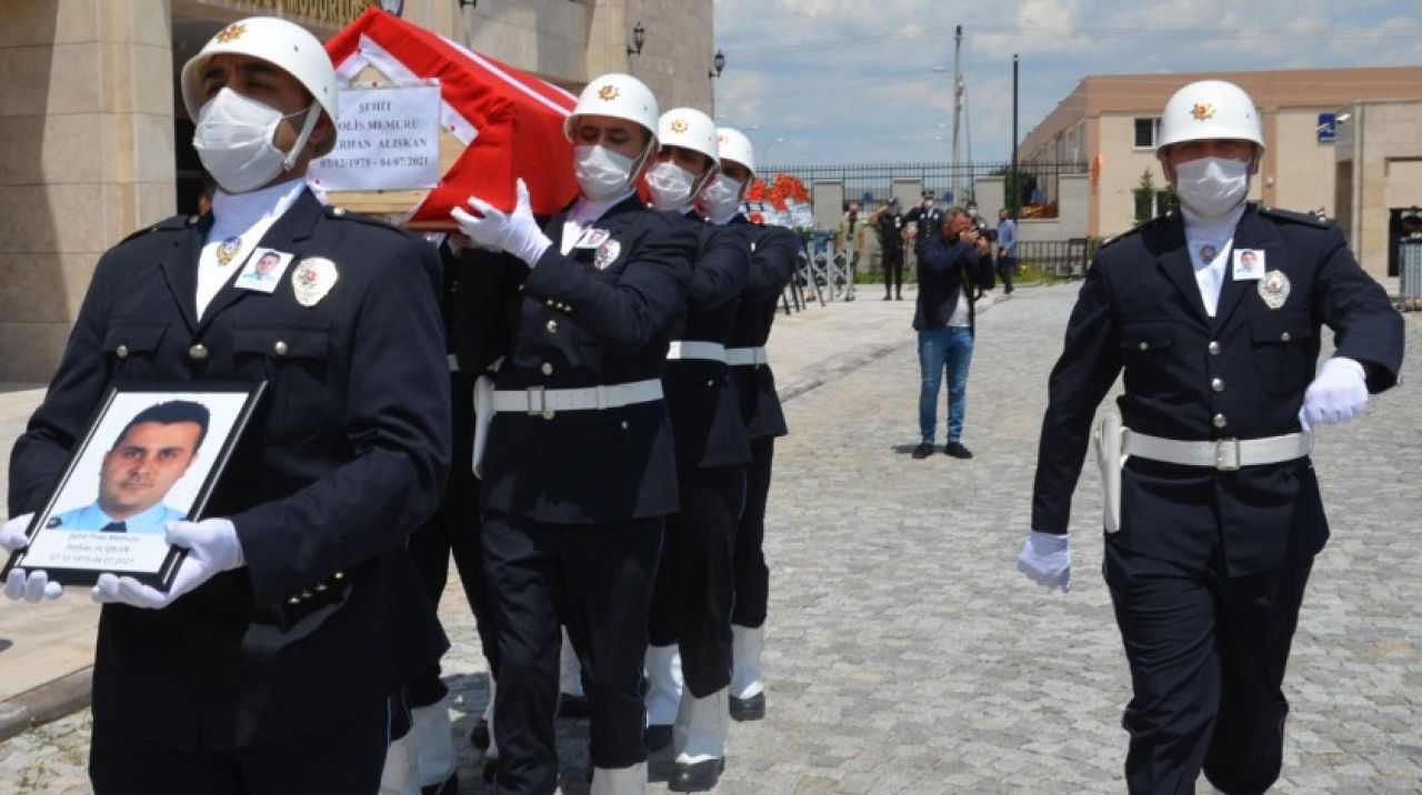 Kütahya'da hafif ticari aracın çarptığı trafik polisi şehit oldu