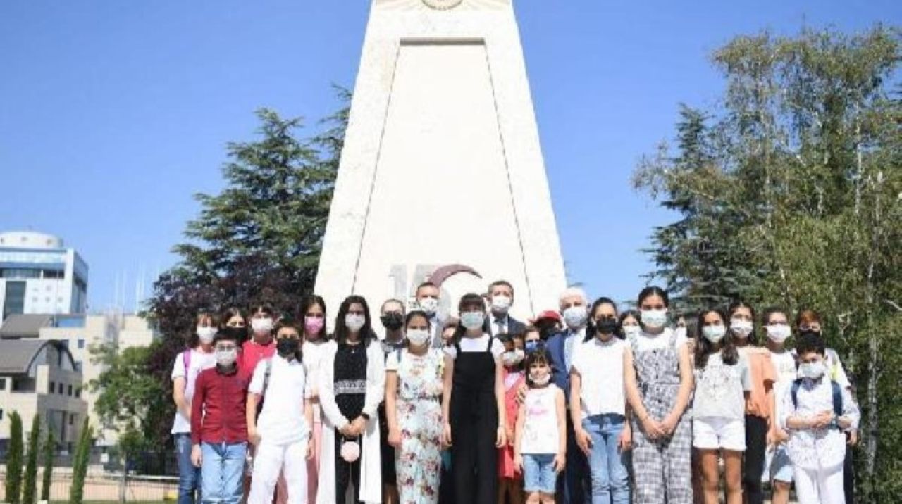 Bakan Selçuk öğrencilerle 15 Temmuz Şehitleri Anıtı'nı ziyaret etti