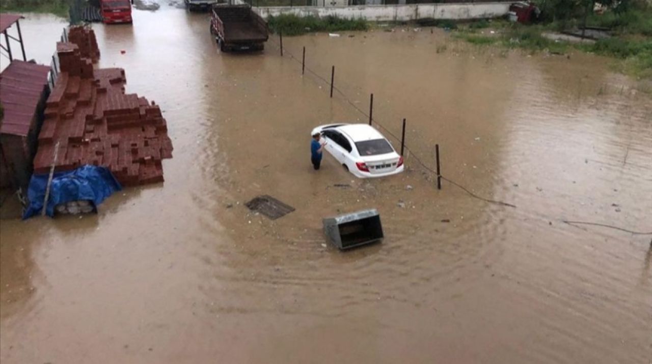 Rize'de sağanak sonrası sel! 3 kişi kayıp, 1 ev yıkıldı