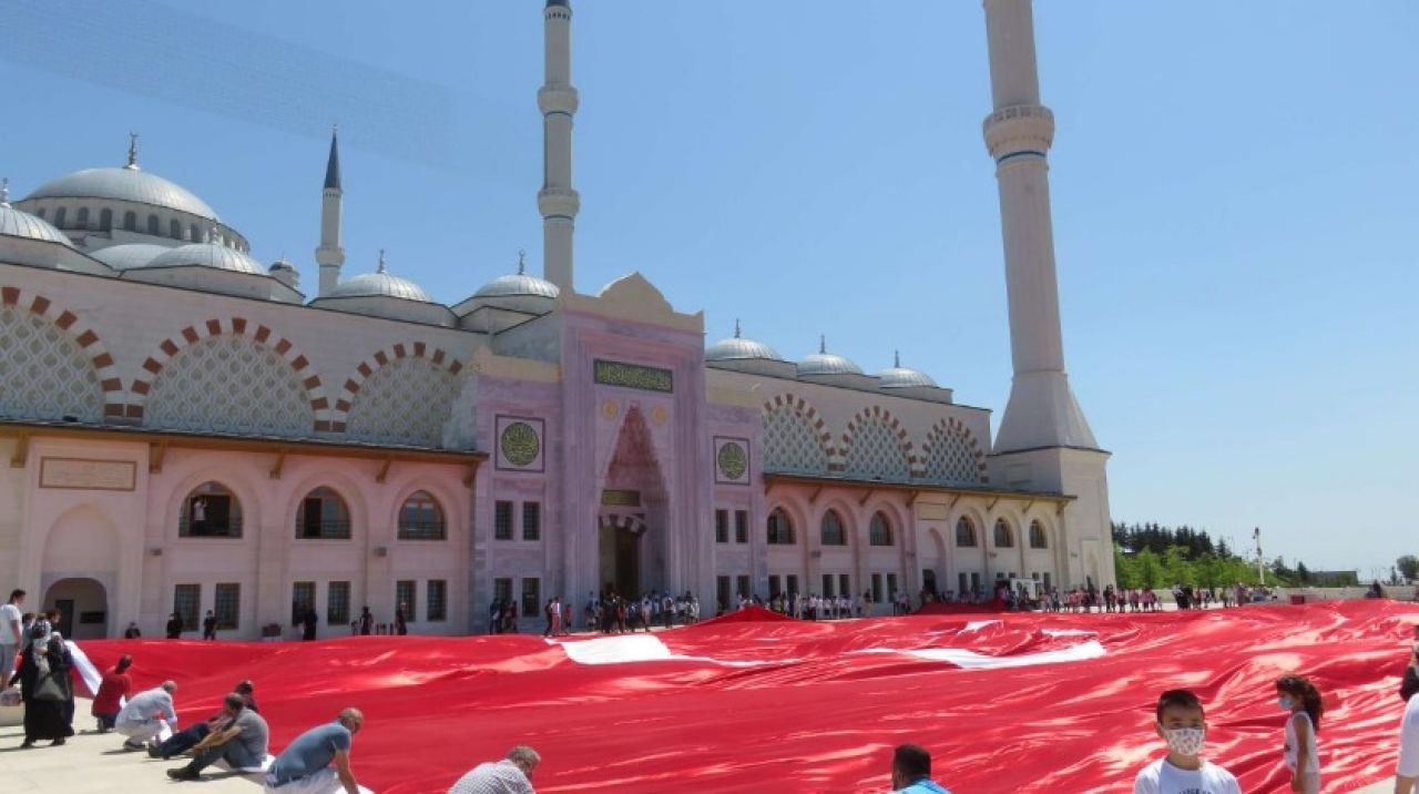 Büyük Çamlıca Camii'nde 2071 metrekarelik Türk bayrağı açıldı