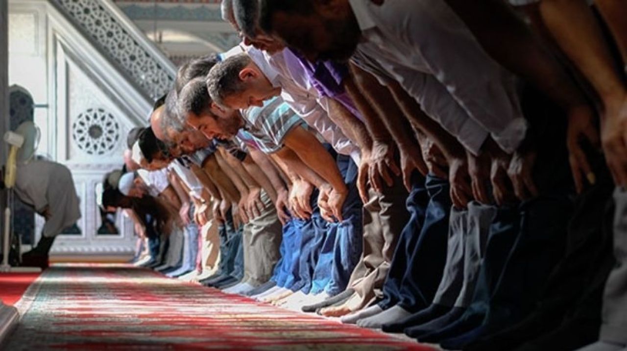 Kurban bayramı namaz vakitleri saat kaçta kılınacak? Kurban Bayramı namazı nasıl kılınır?