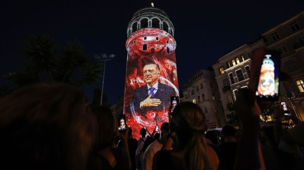 Galata Kulesi ve Ayasofya Kebir Cami-i 15 Temmuz'a özel görsellerle ışıklandırıldı