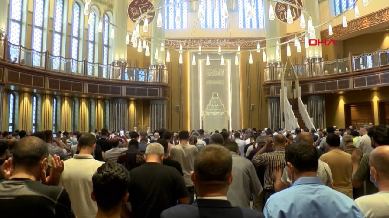 Taksim Camii'nde ilk bayram namazı kılındı