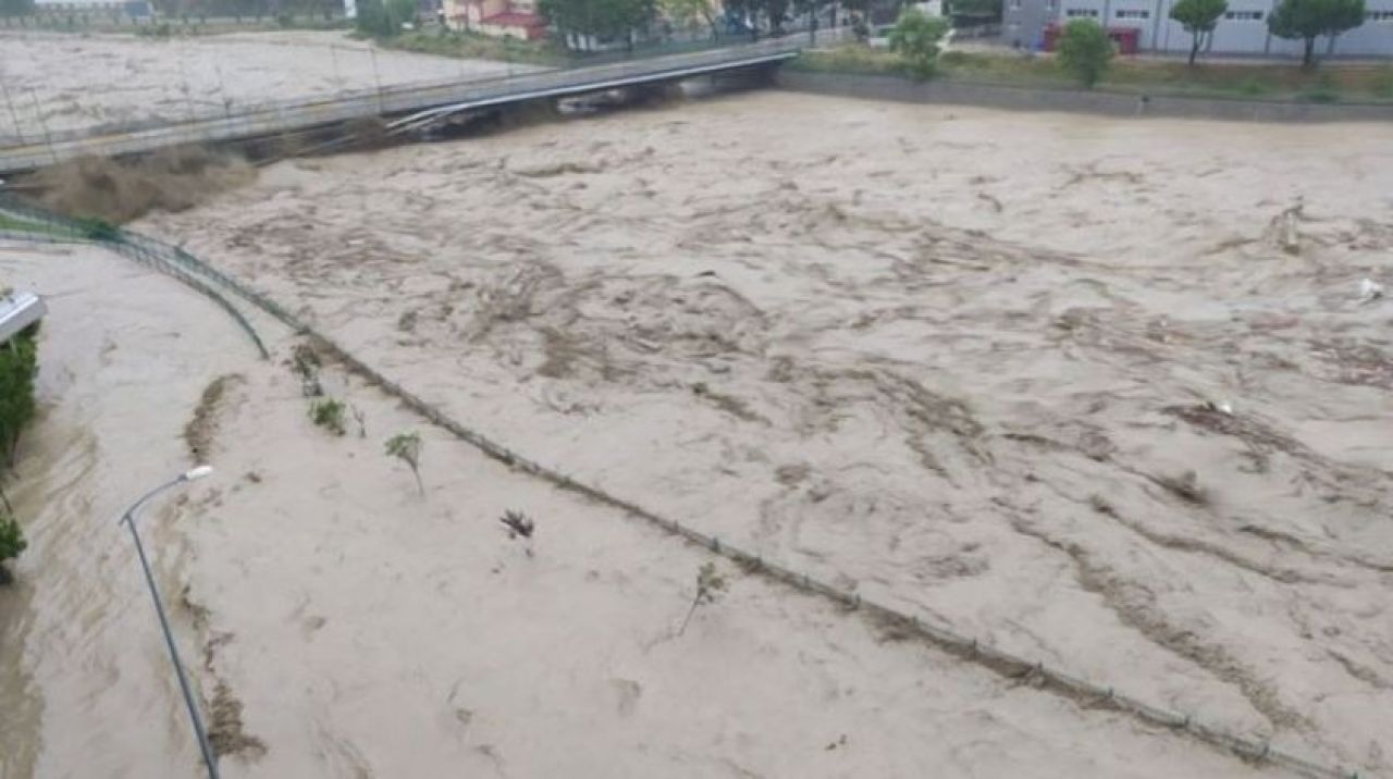 Hangi illerde sel felaketi yaşandı? Sinop, Bartın, Samsun ve Kastamonu'dan sel haberleri geliyor!