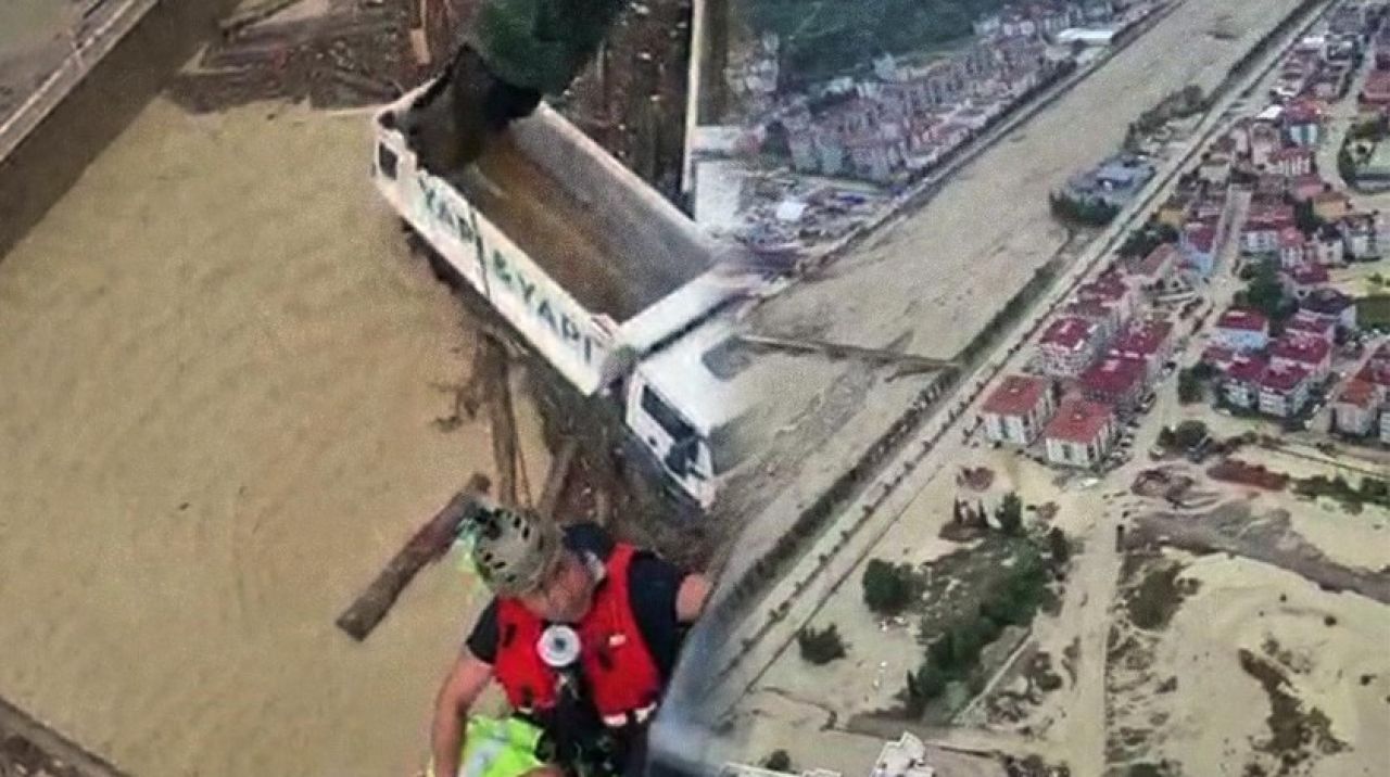 Sinop'ta mahsur kalan 70 kişi için Sahil Güvenlik seferber oldu