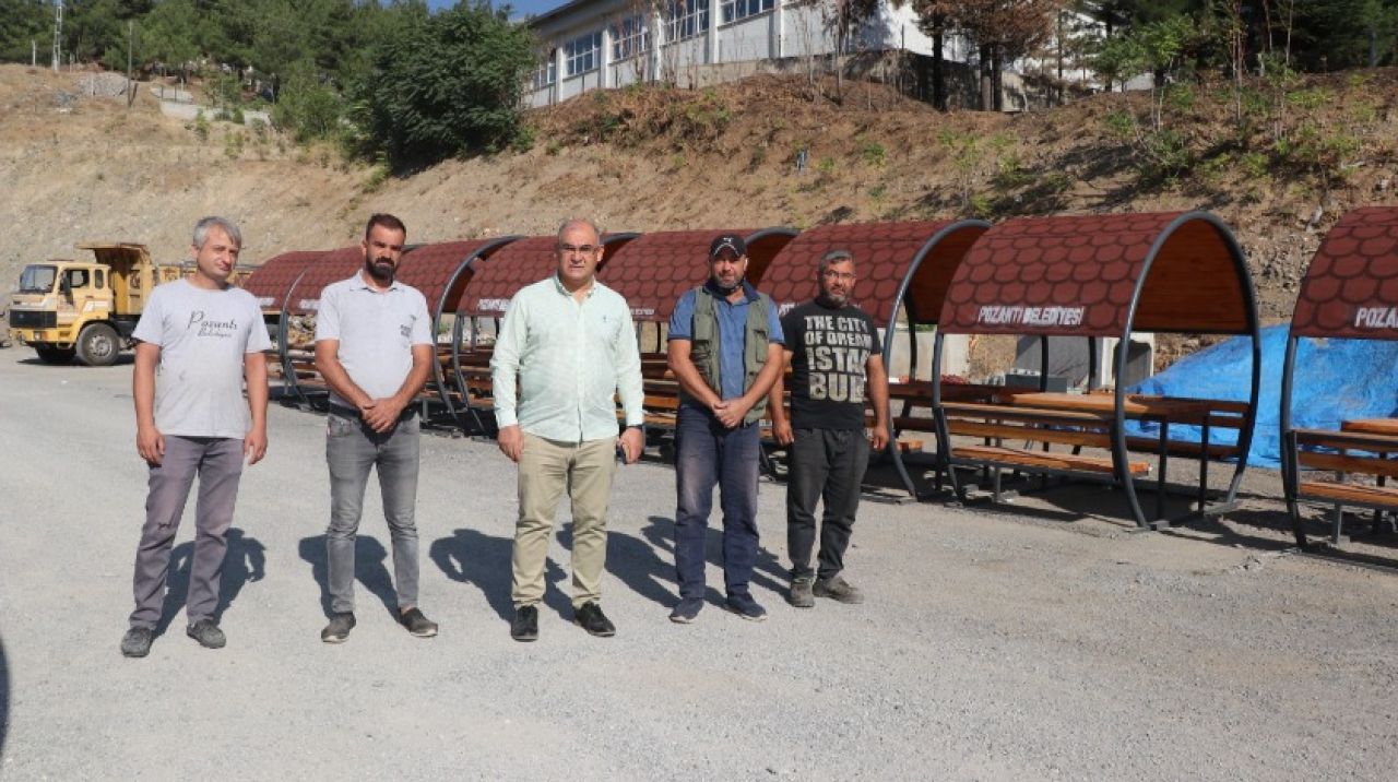 Pozantı Belediyesinde üretilen kameriyeler ilçe mahallelerine dağıtılıyor