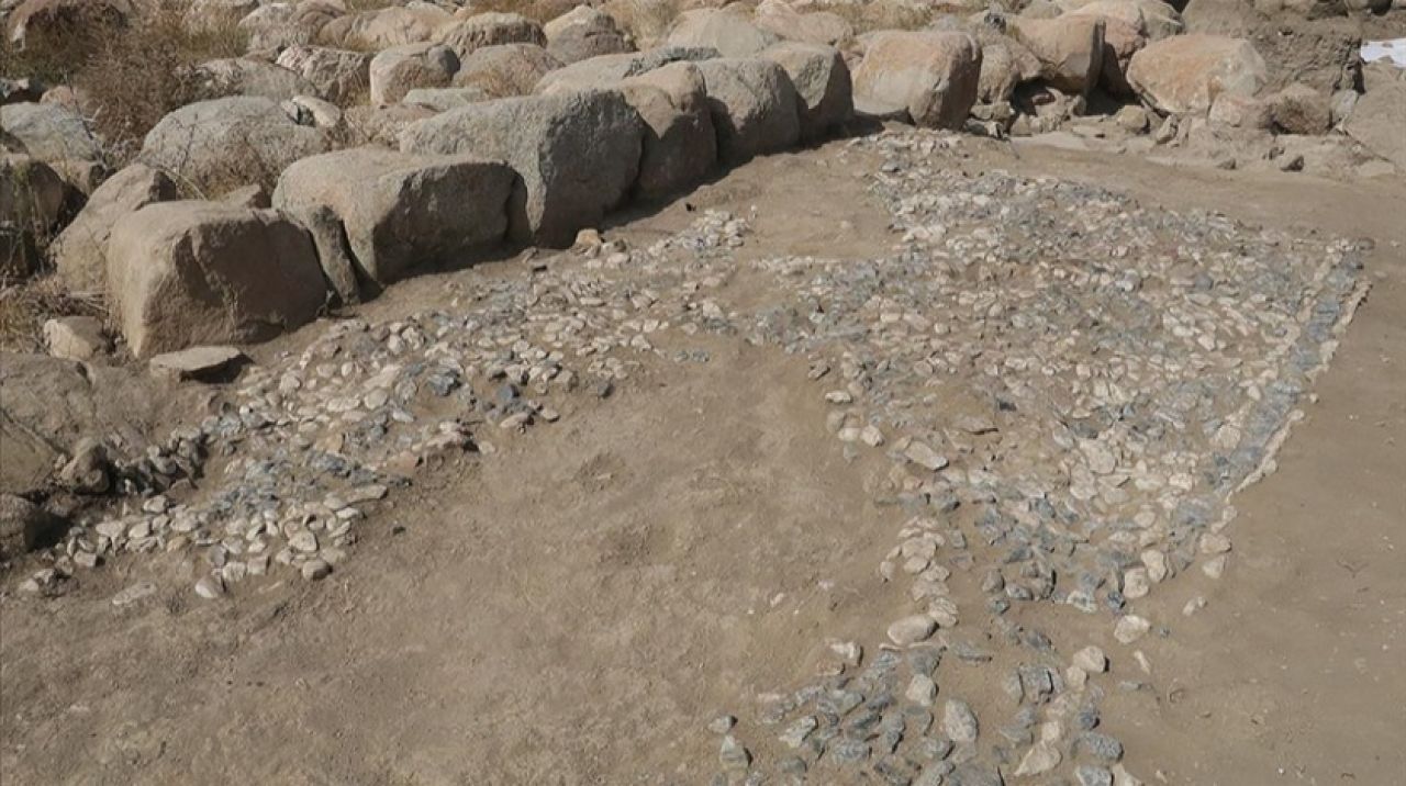 Uşaklı Höyük'te 3 bin 500 yıllık mozaik bulundu