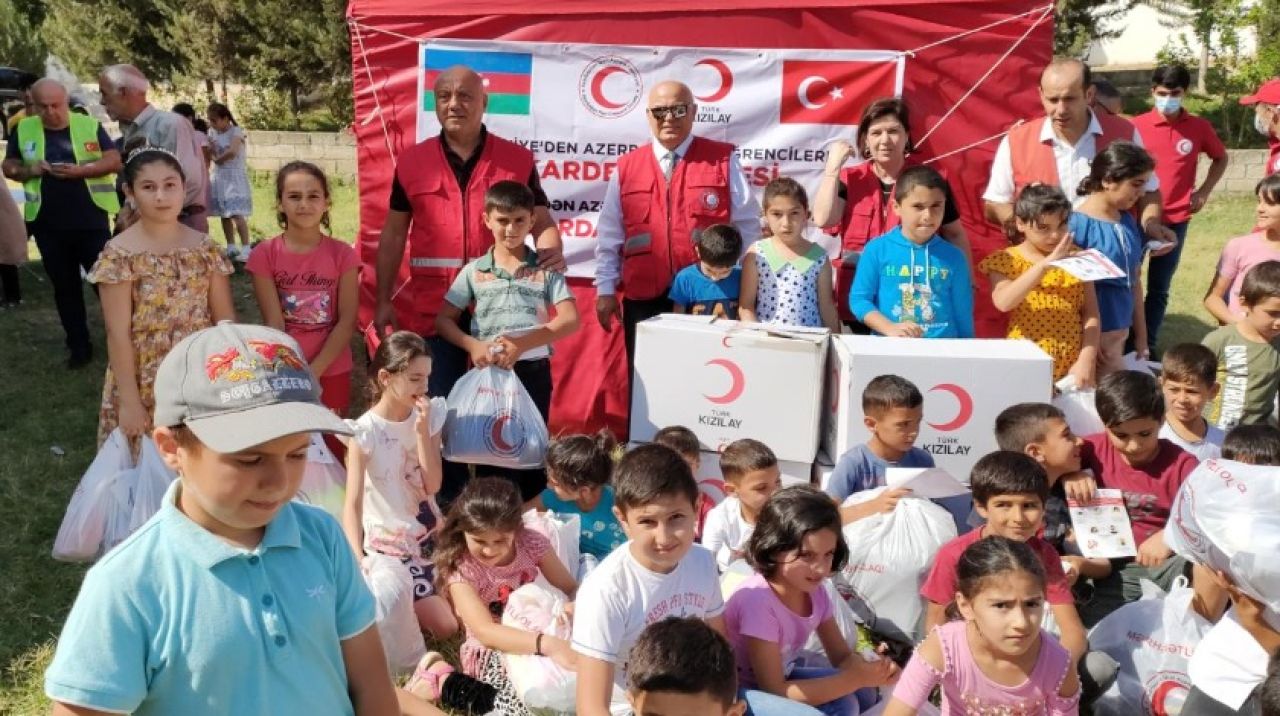 Türk Kızılay'dan Karabağ'daki çocuklara kırtasiye ve giysi yardımı