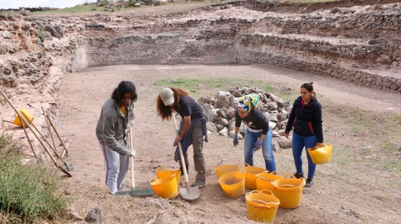 Osman Gazi'nin fethettiği Karacahisar'daki kazılarda bulundu