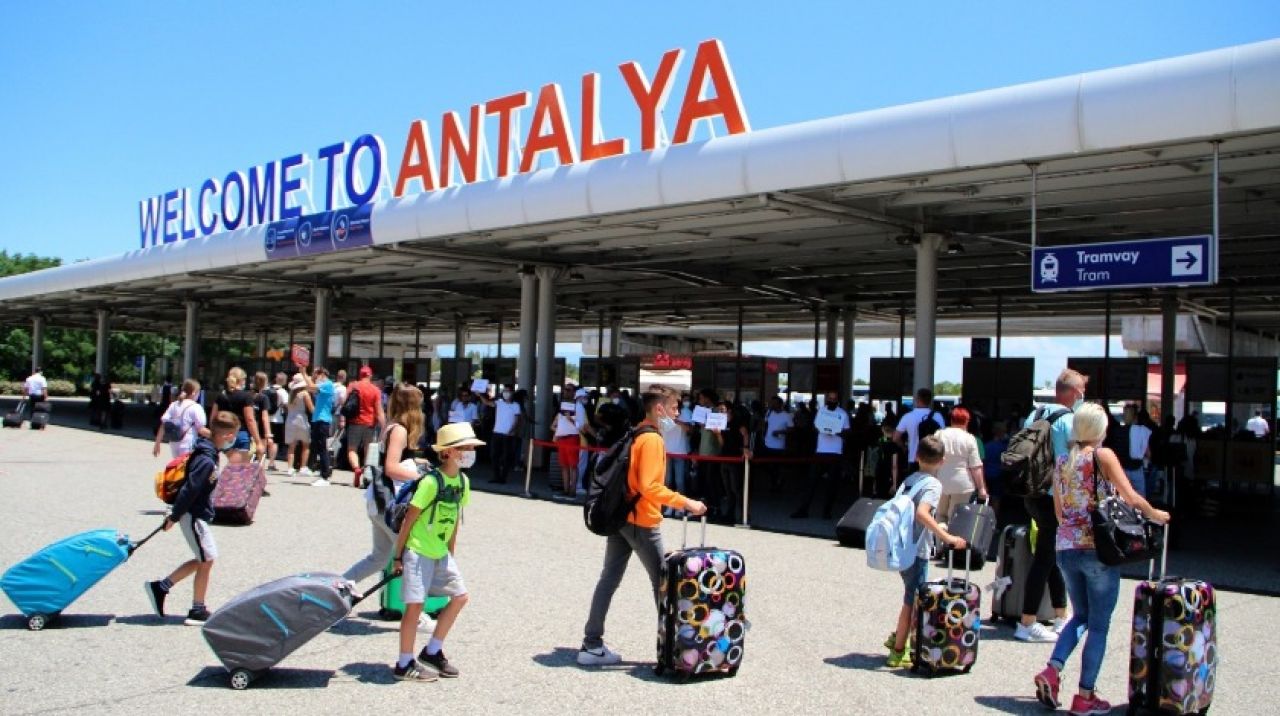 Antalya 8 milyon turisti ağırladı