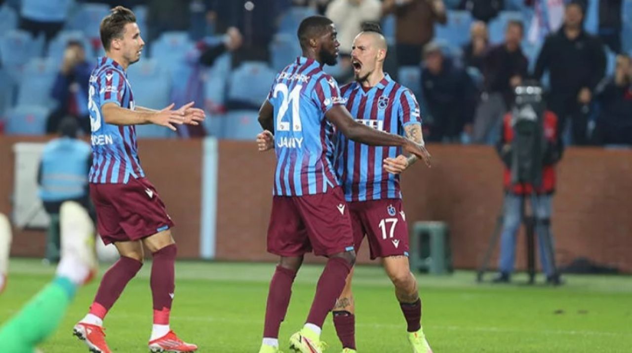 Trabzonspor, zirvedeki yerini perçinledi! Rizespor'u iki golle geçti...