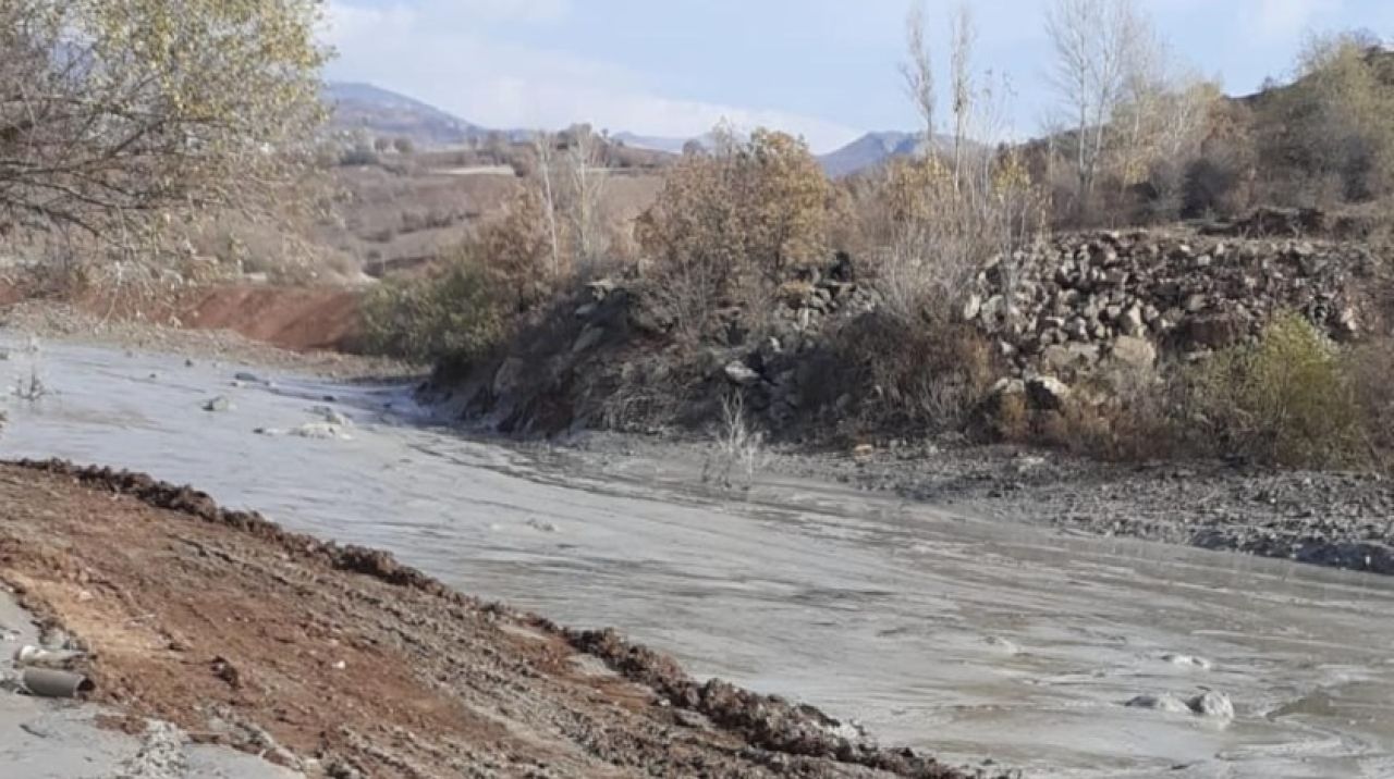 Atık barajında sızma olan işletmenin faaliyetleri durduruldu