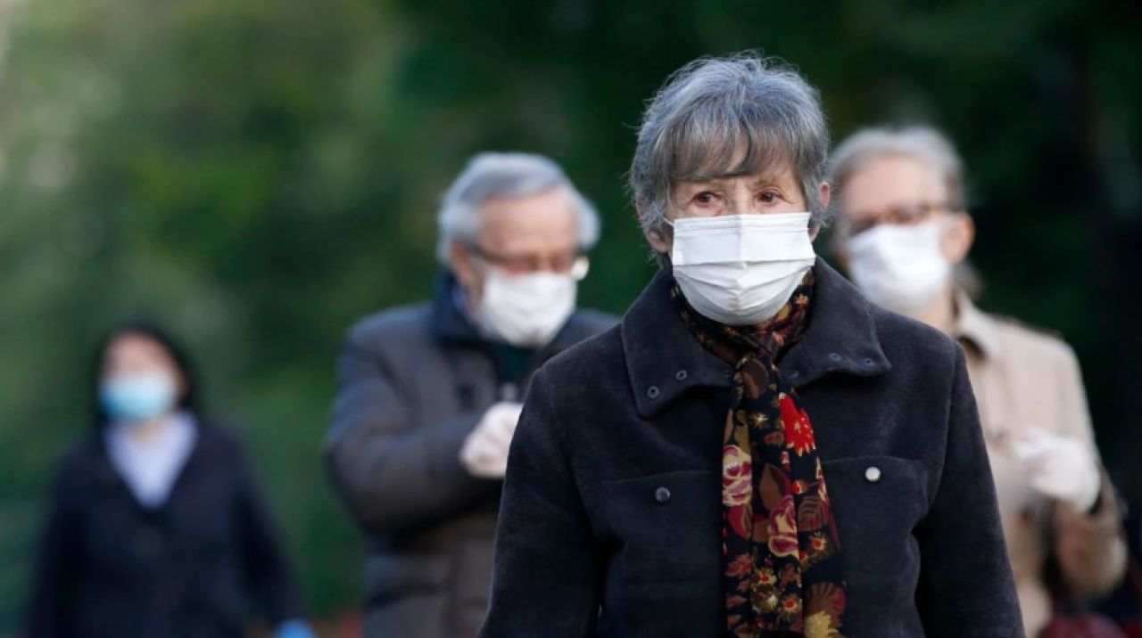 İngiltere'de maske takmak yeniden zorunlu hale geldi