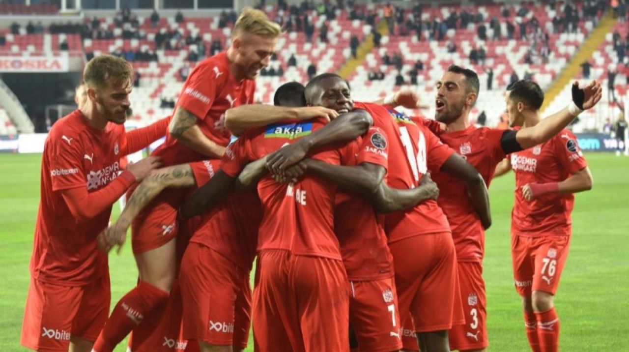 Sivasspor, evinde Hatayspor'u farklı yendi