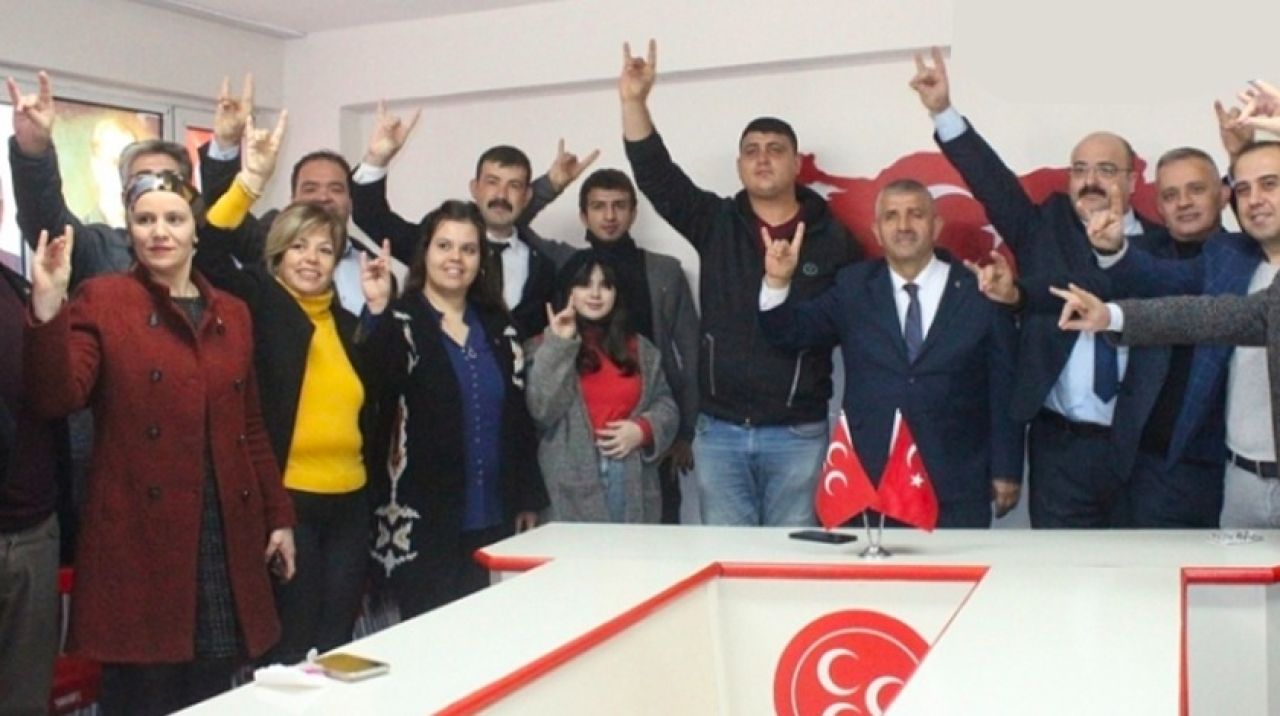 İzmir'de CHP ve İP'ten istifa eden 27 kişi MHP'ye katıldı