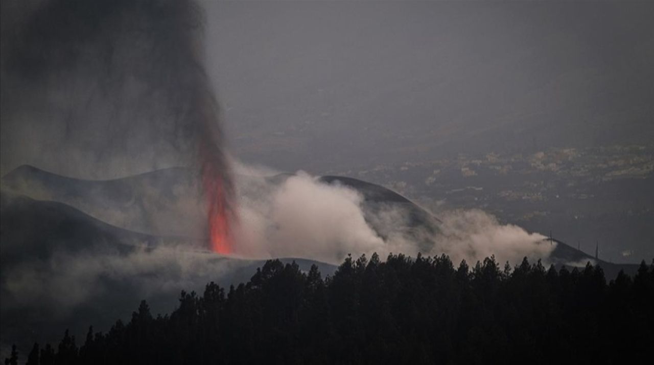 Cumbre Vieja Yanardağı'ndan çıkan lavlar 82 günde 2881 binayı yok etti