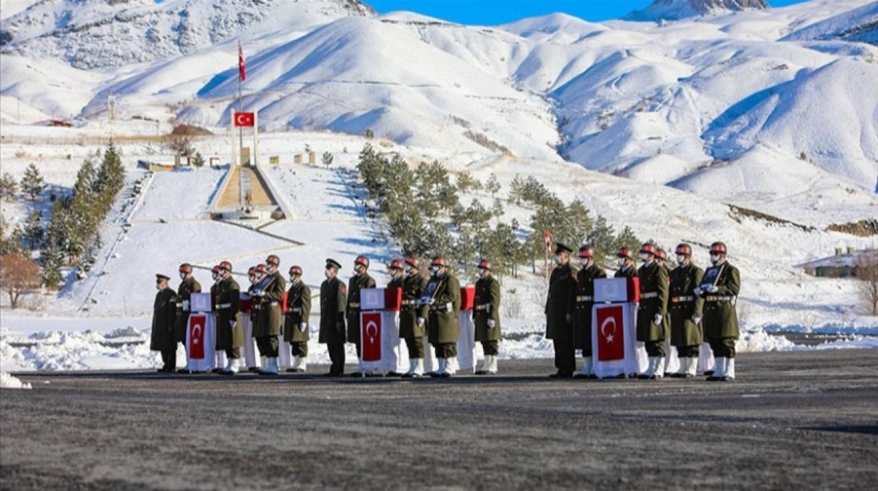 Hakkari'de şehit askerler için tören düzenlendi