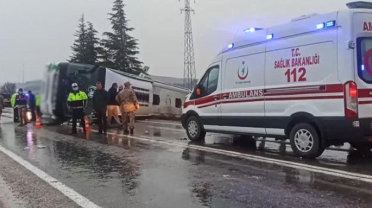 Yolcu otobüsü devrildi: Ölü ve çok sayıda yaralı var