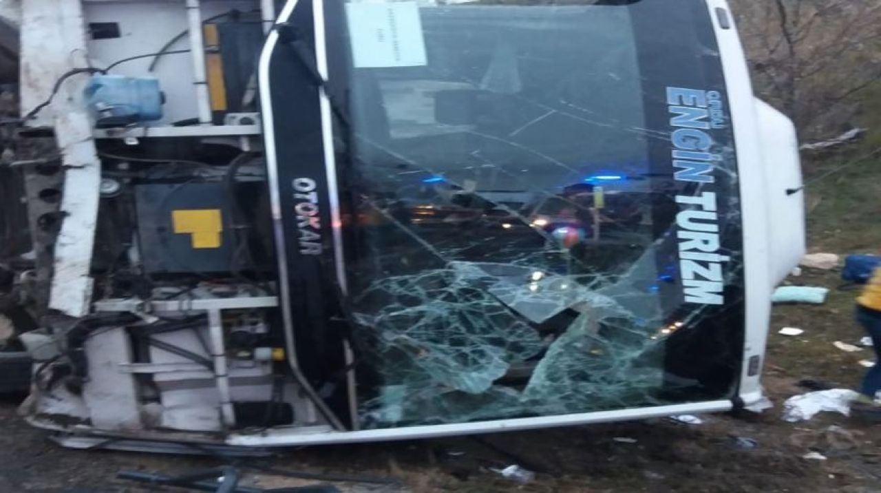 Amasya'da tur midibüsü devrildi: Yaralılar var