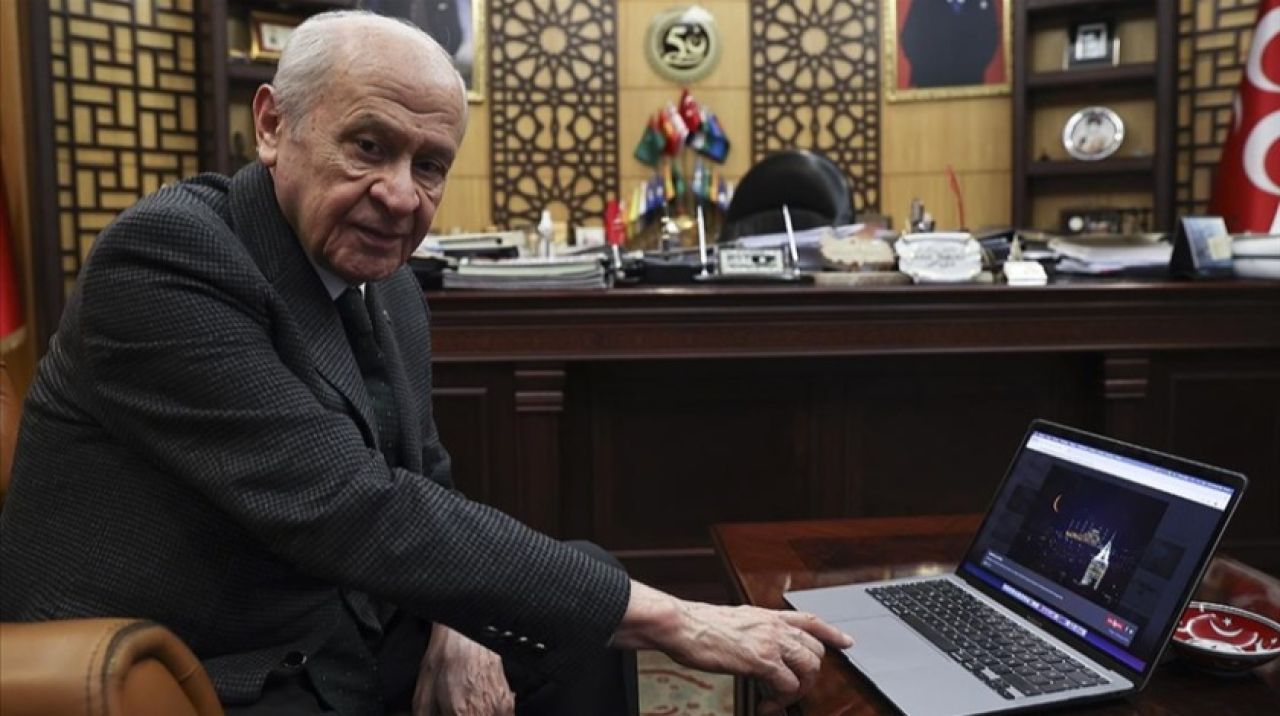 MHP Lideri Bahçeli, "Yılın Fotoğrafları" oylamasında, 'İstanbul ve hilal' fotoğrafını seçti