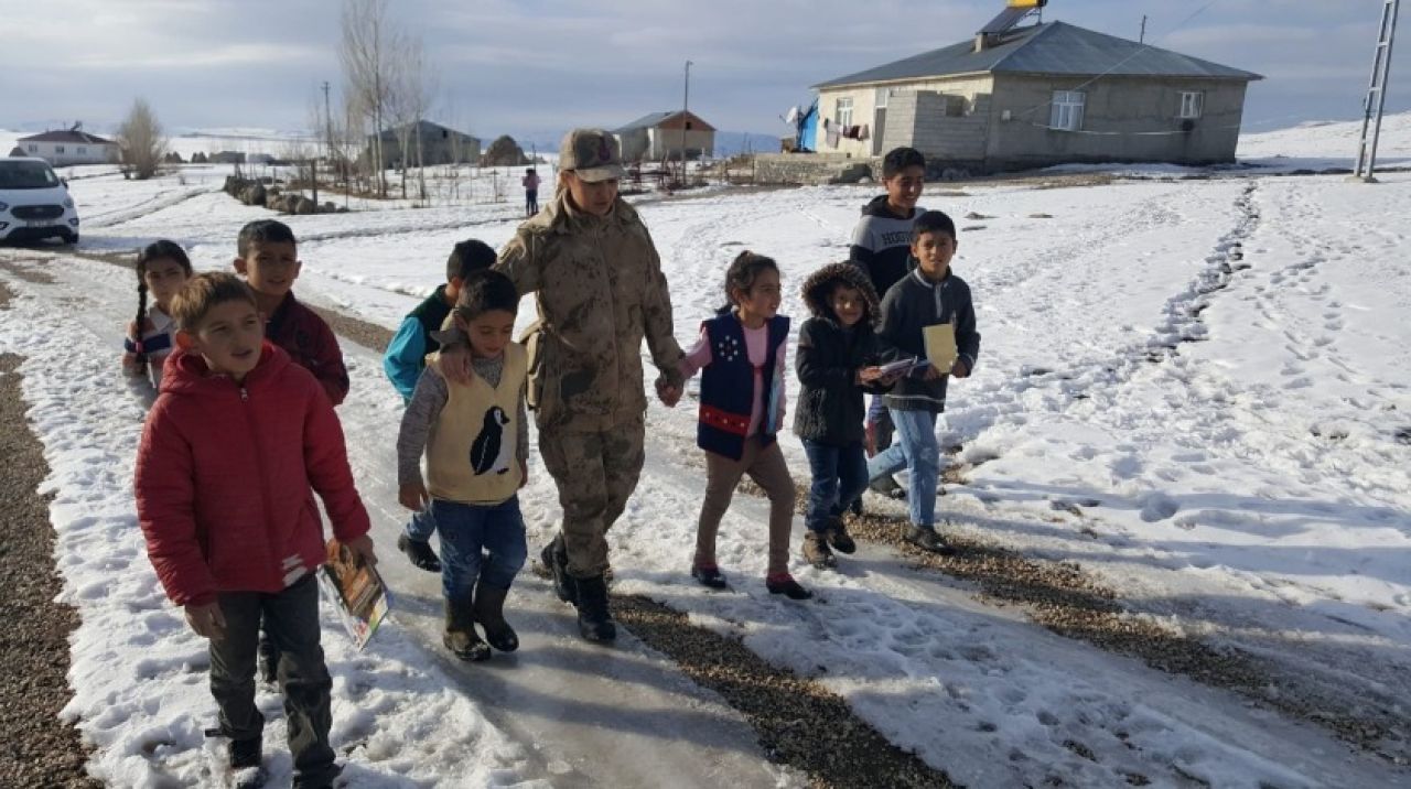 Jandarma minik yüreklere dokundu