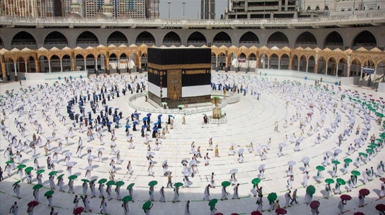 Kabe'de sosyal mesafe geri geldi