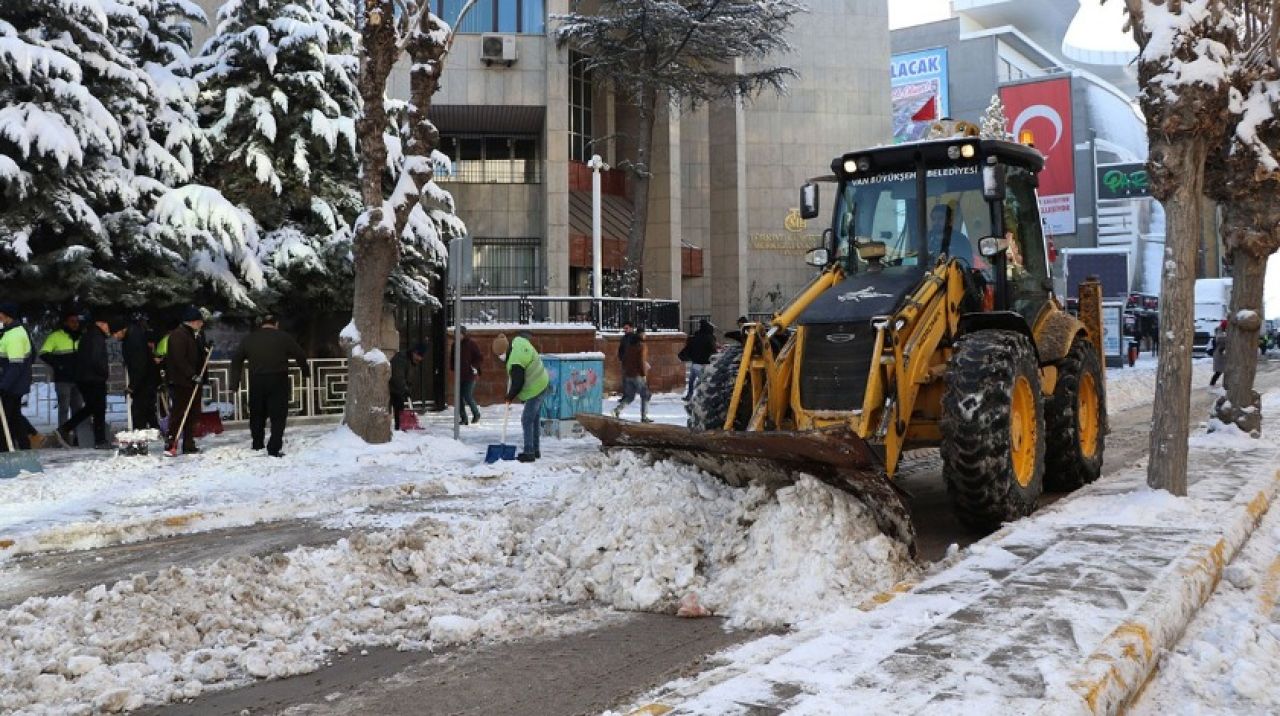 Kar yağışı etkili oldu, yollar kapandı! Bu illerde okullar tatil edildi