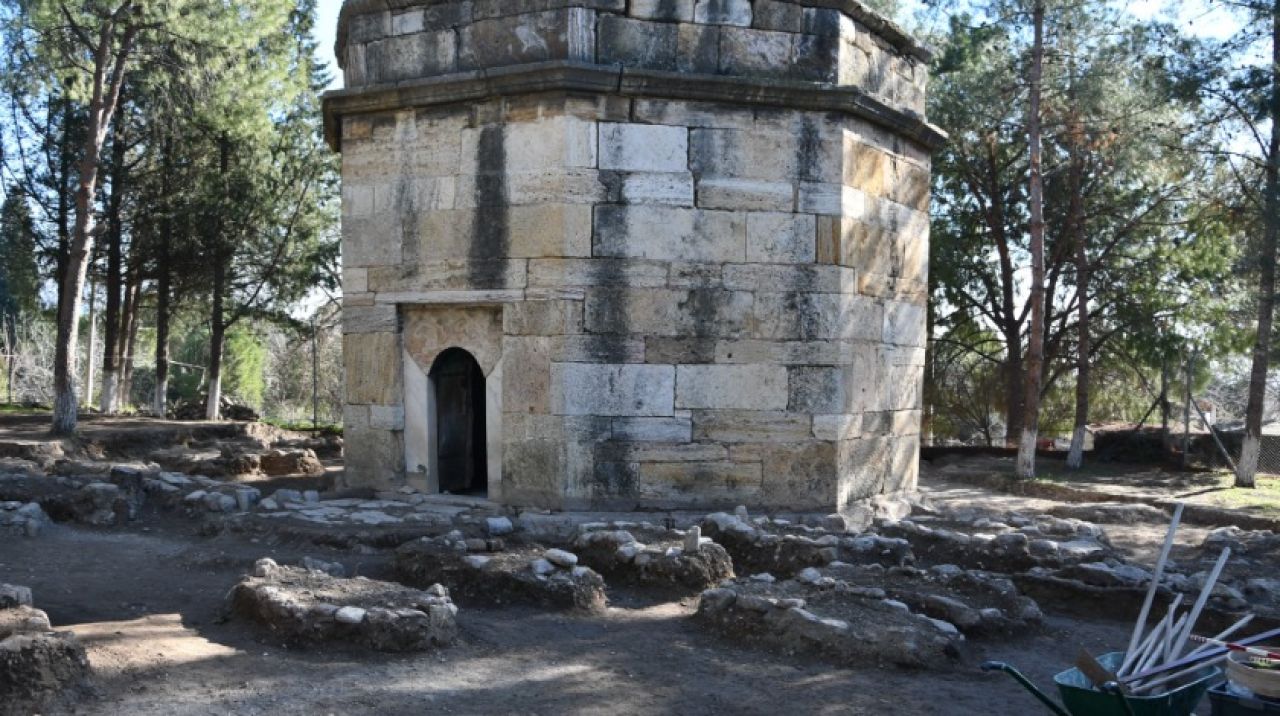 Emir Sultan Türbesi arkeolojik kazısı başladı