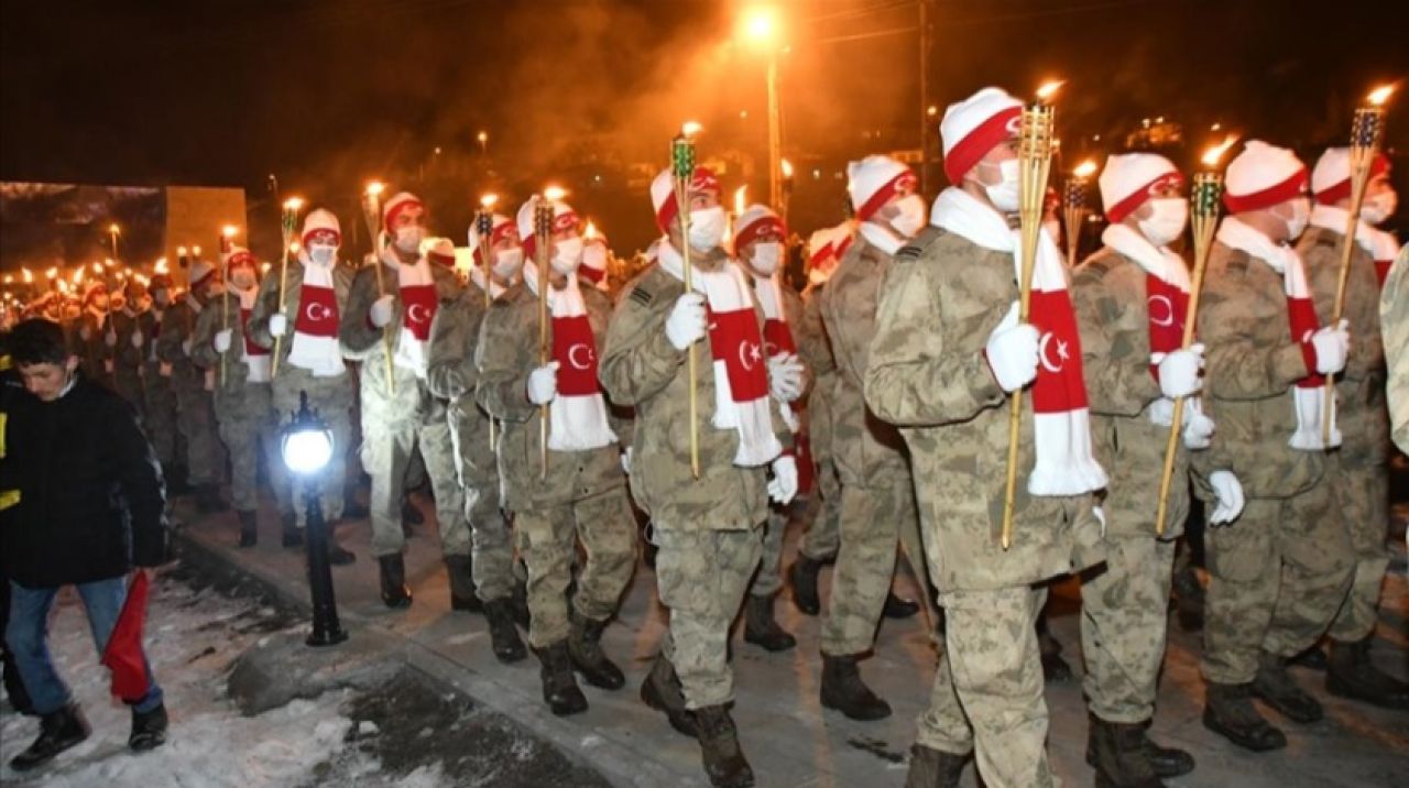 Kars'ta binlerce kişi 'Sarıkamış şehitleri'ni anmak için meşaleyle yürüdü