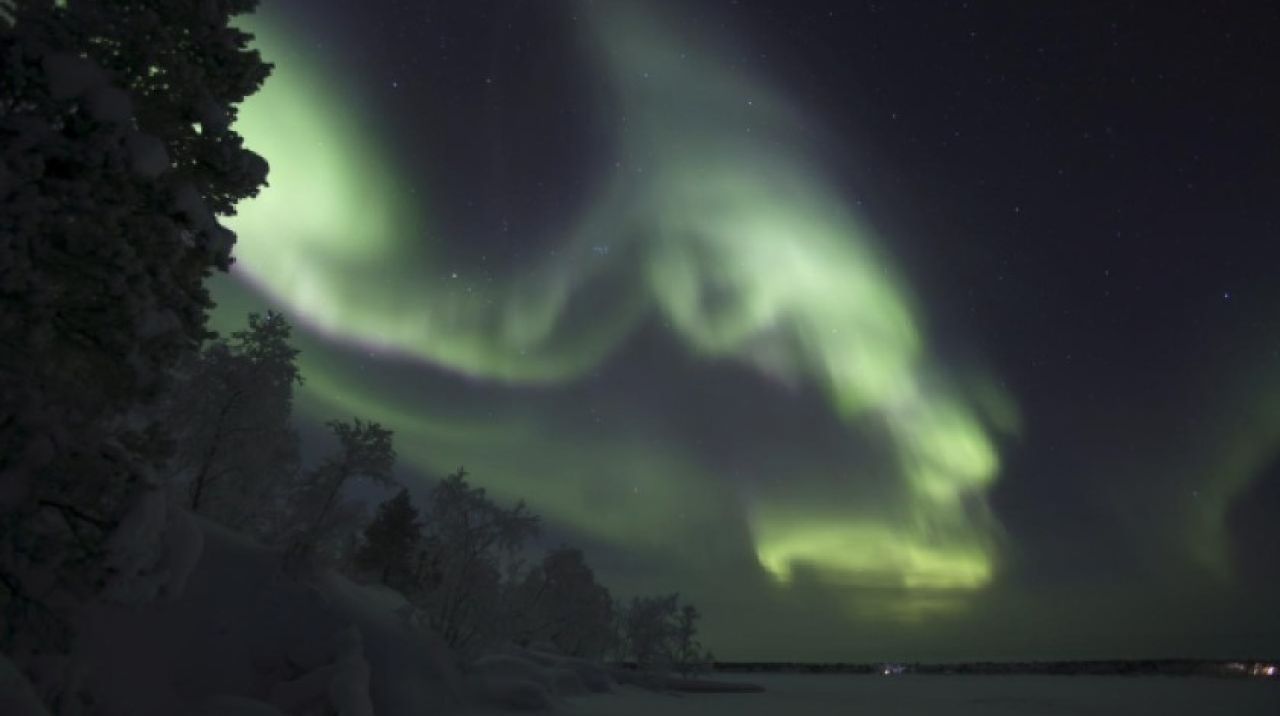 Lapland'te kuzey ışıkları gökyüzünü yeşile boyadı