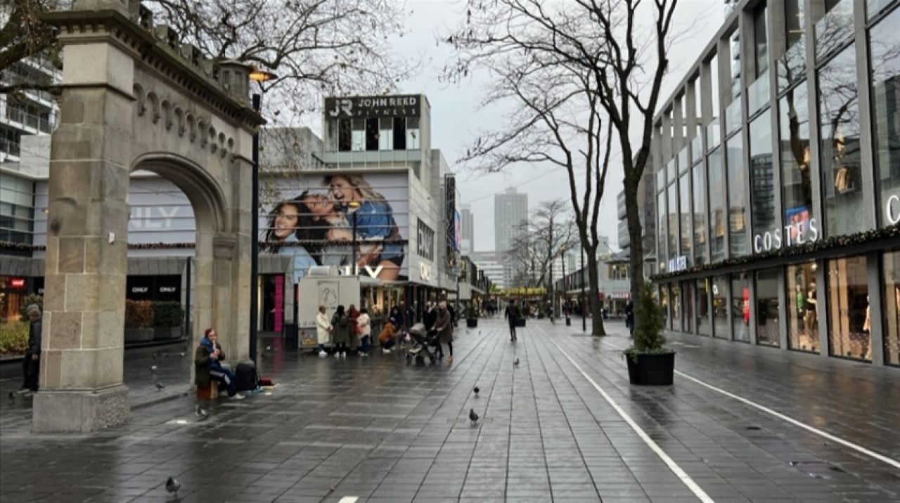 Hollanda'da kısıtlamalar kademeli olarak kaldırılıyor