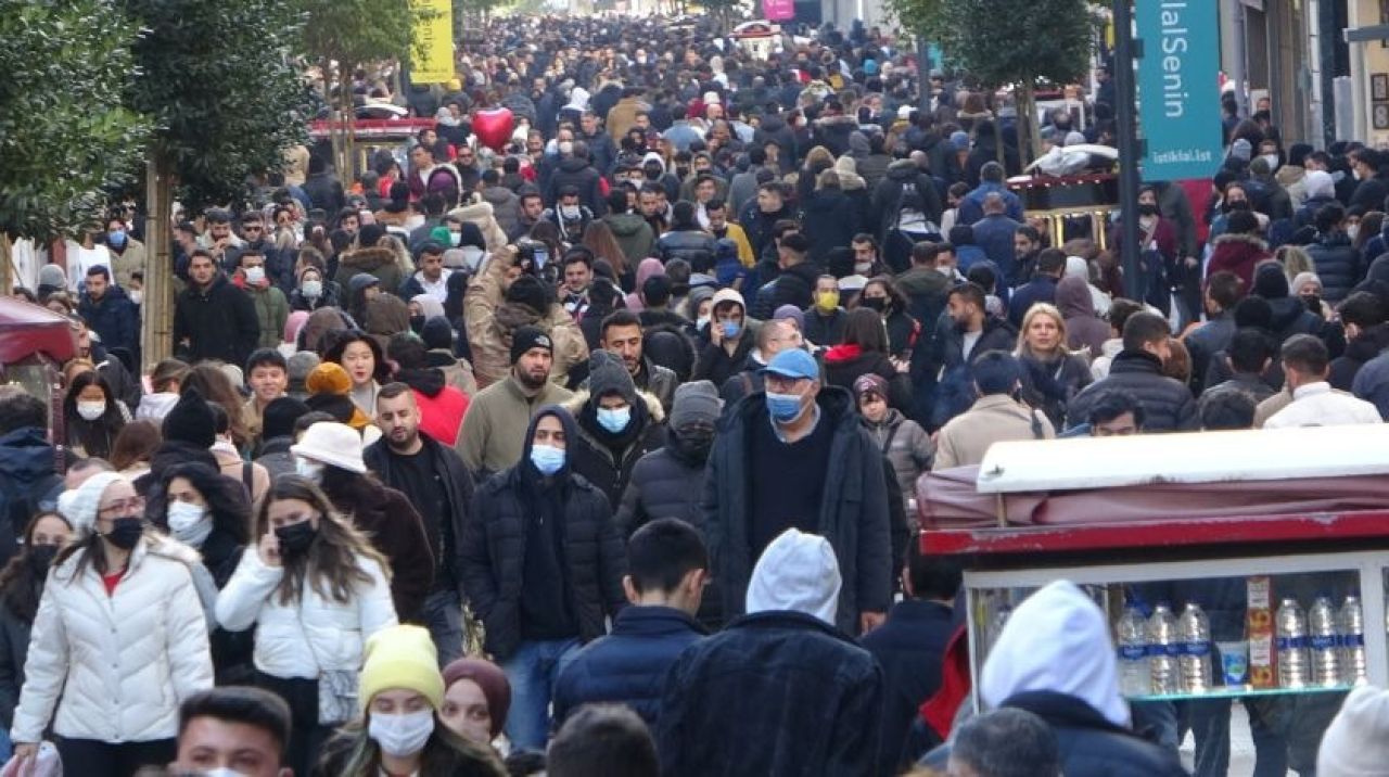 Güneşi gören Taksim'e akın etti