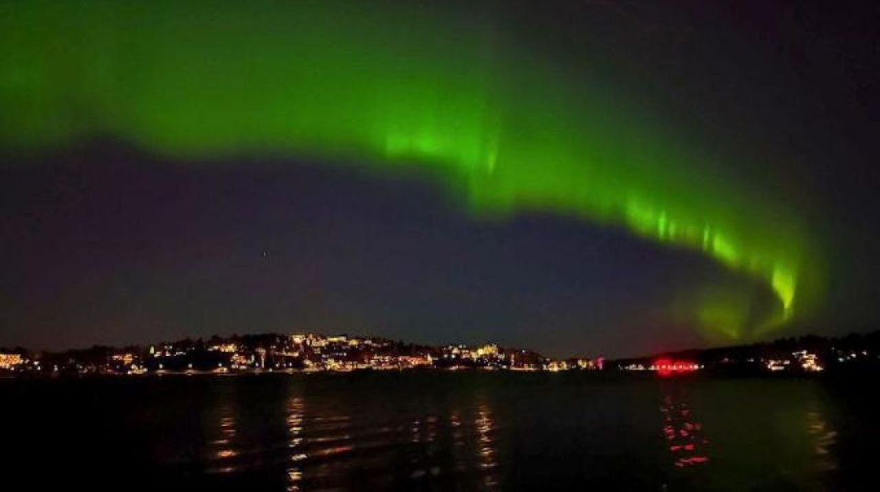 Kuzey Işıkları Stockholm'de gökyüzünü yeşile boyadı