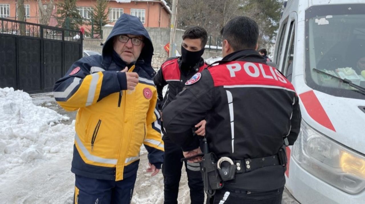 Hasta taşıyan ambulans şoförüne saldırdılar