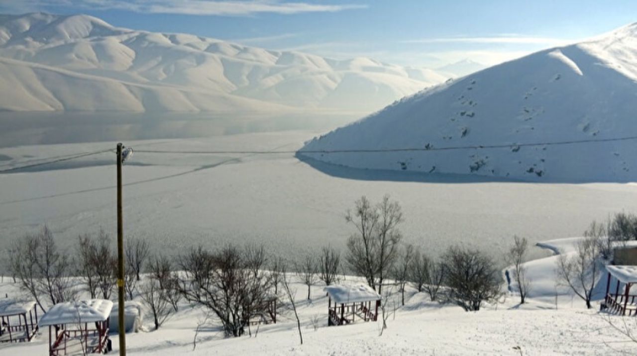 Hakkari'de Dilimli Barajı dondu