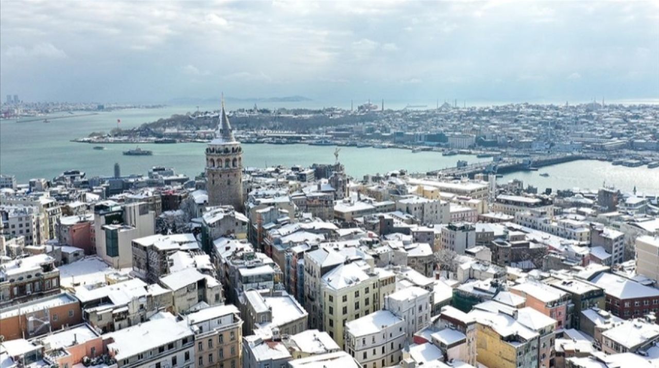 Karadeniz'den nem topladı, İstanbul'a kar bıraktı