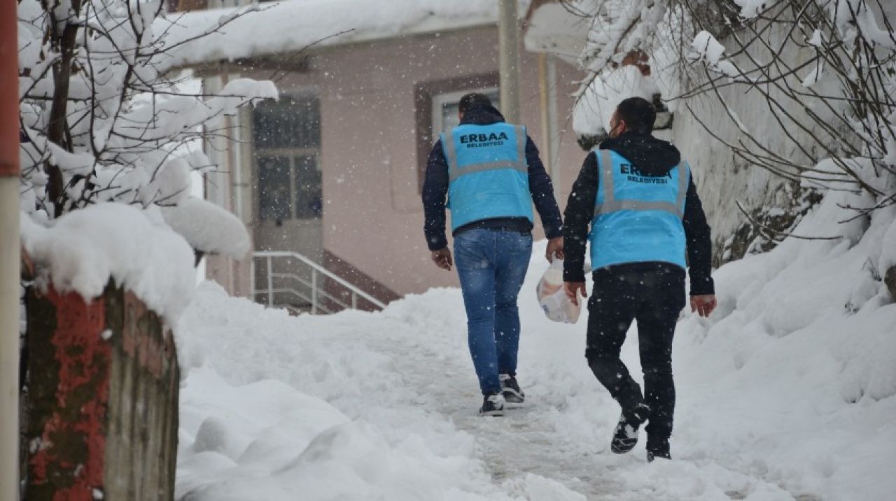 Erbaa Belediyesi, kar yağışları boyunca yaşlılara, sıcak yemek ulaştırıyor