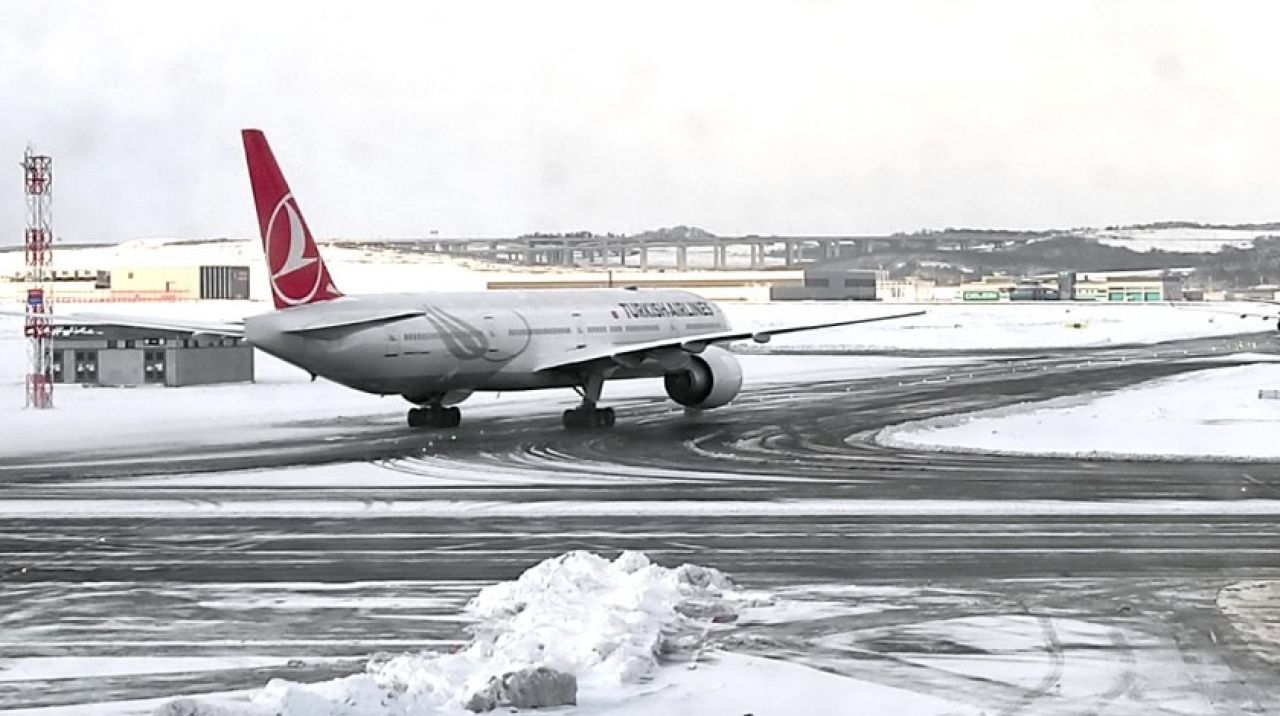 İstanbul Havalimanı'ndaki üçüncü pist de kullanıma açıldı