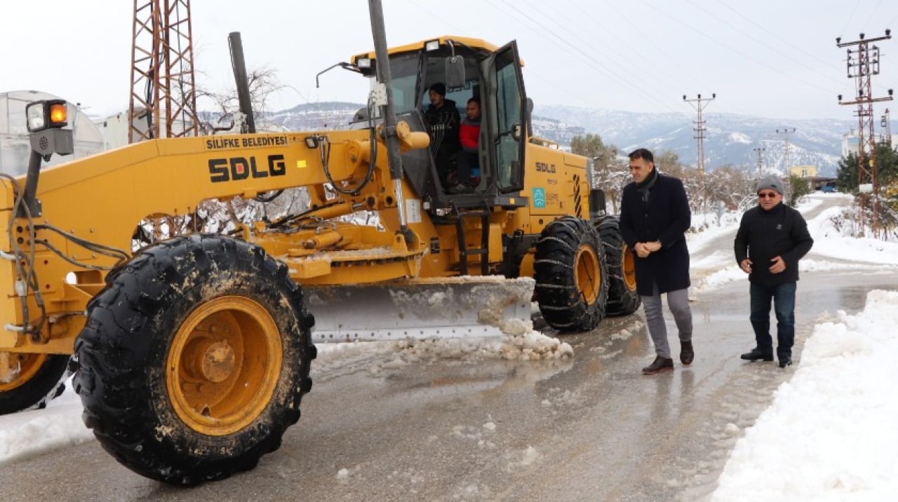 Silifke Belediyesi karla mücadeleye devam ediyor