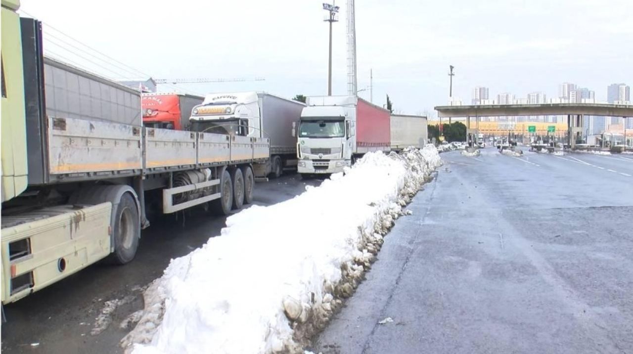 Hadımköy'de tırların 'kar' bekleyişi sürüyor