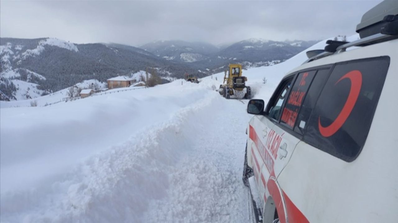 Ekiplerden yolu kapanan köylerdeki hastalara ulaşım desteği