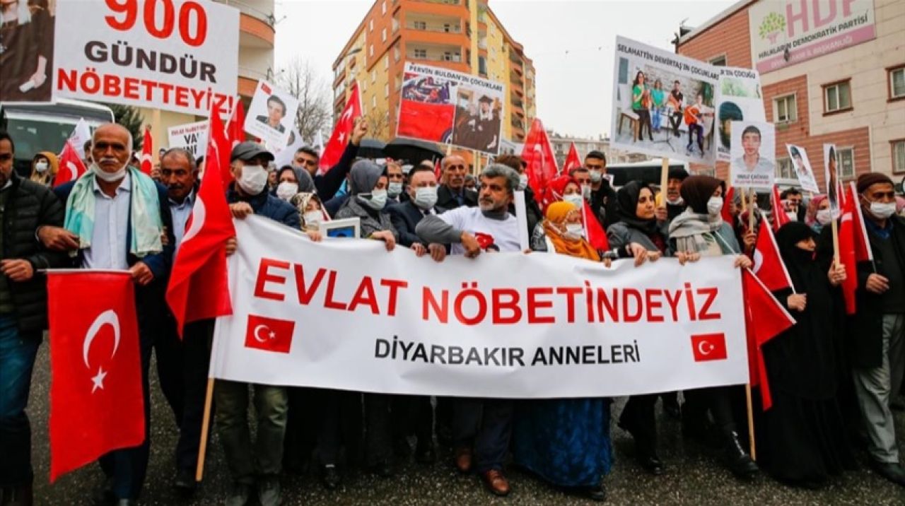 Diyarbakır anneleri 900 gündür evlatları için nöbette